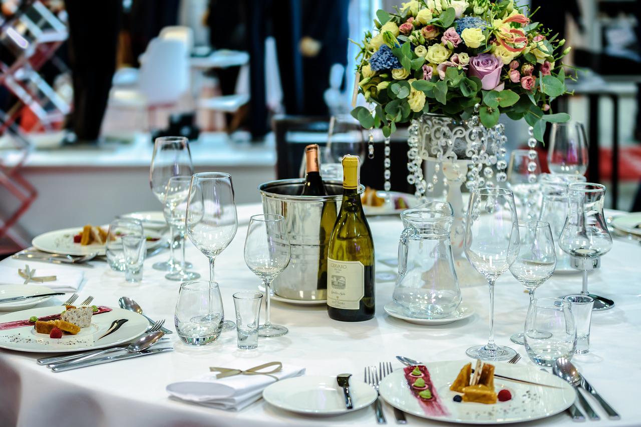Jak zaplanować nakrycie stołu na wesele?